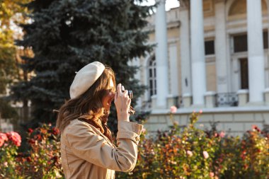 Yürüyüş ceket giyen güzel genç kadın