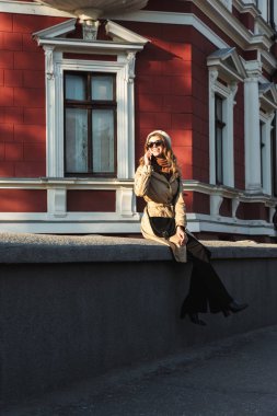 Yürüyüş ceket giyen güzel genç kadın