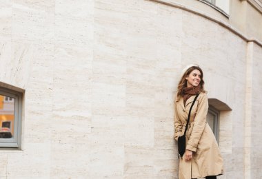 Mutlu genç güzel kadın açık havada street yürüyüş.