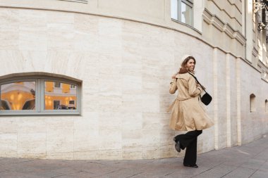 Mutlu genç güzel kadın açık havada street yürüyüş.