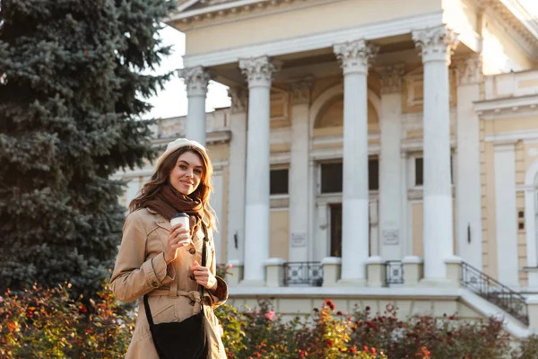 Jeune belle femme marchant à l'extérieur buvant du café dans la rue . — Photo