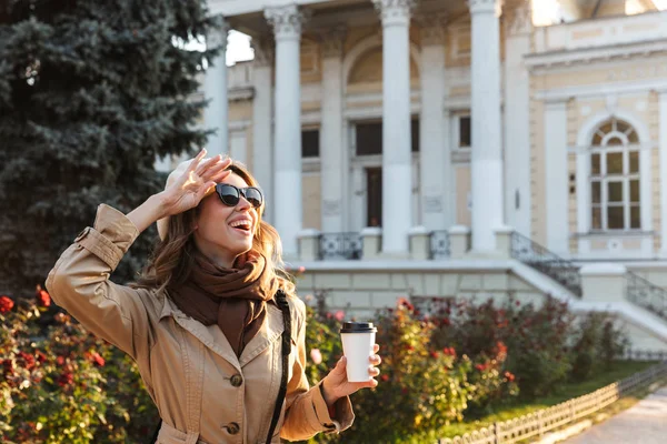 Bella giovane donna che indossa un cappotto a piedi — Foto Stock