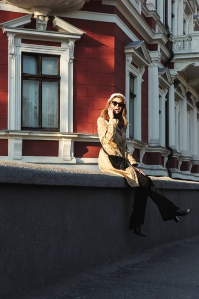 Deilig ung kvinne med frakk som går – stockfoto