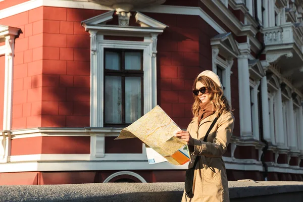 Mooie jonge vrouw die het dragen van een jas lopen — Stockfoto