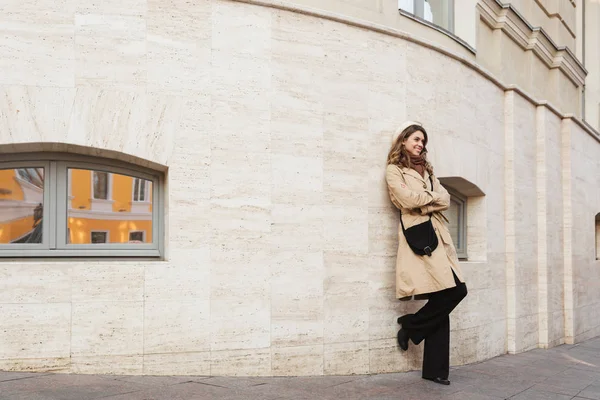 Felice giovane bella donna che cammina all'aperto per strada . — Foto Stock