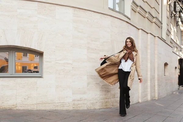 Gelukkig mooie jongedame wandelen buiten op de straat. — Stockfoto