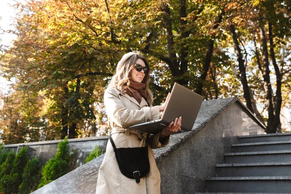 Молодая красивая женщина на улице парка с помощью ноутбука . — стоковое фото