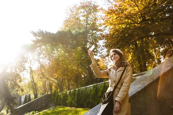 휴대 전화에 의해 야외 거리 공원 걸릴은 selfie에서 아름 다운 젊은 여자를 흥분. — 스톡 사진