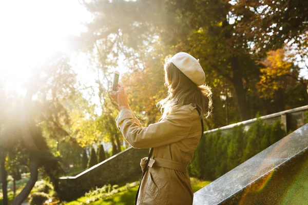 Glücklich junge schöne Frau im Freien auf der Straße Park machen ein Selfie mit dem Handy. — Stockfoto