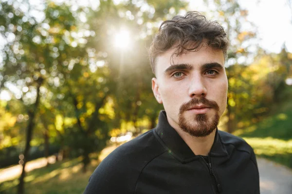 Young sport fitness man loper buiten in park. — Stockfoto