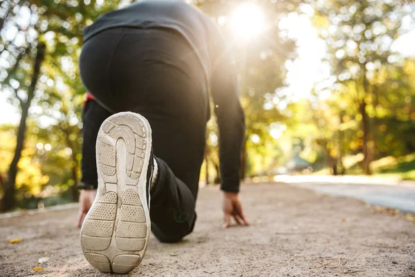 Ořízne obraz hezký mladý sportovní fitness člověka — Stock fotografie