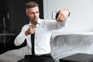 Bir selfie alarak yakışıklı emin iş adamı