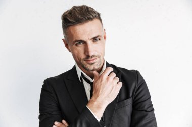 Beyaz duvar arka plan üzerinde izole poz yakışıklı iş adamı.