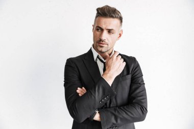 Beyaz duvar arka plan üzerinde izole poz yakışıklı iş adamı.