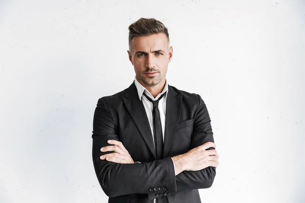 Hombre de negocios guapo posando aislado sobre fondo de pared blanco . —  Fotos de Stock