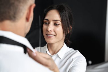 Kocam erkek arkadaşıyla kravat resmi kıyafet kapalı evde kadın yardım.