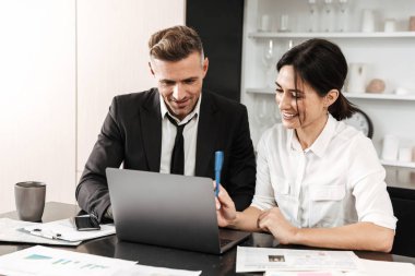 İki arkadaşları bir proje üzerinde birlikte çalışma