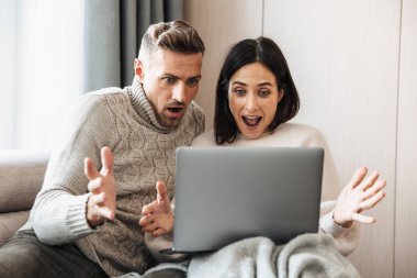 Çift kanepe kapalı dizüstü bilgisayar kullanan Divan aile oturan sevgi dolu.