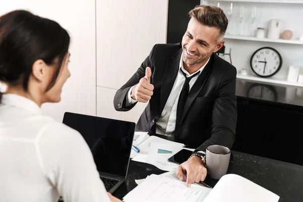 Två kollegor arbetar på ett projekt tillsammans — Stockfoto