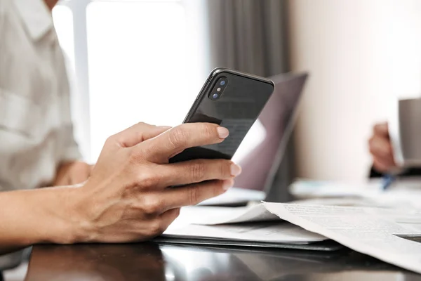 Zblízka podnikatelka drží mobilní telefon — Stock fotografie