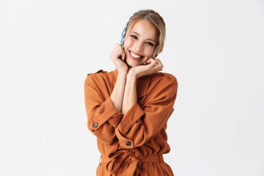 Beyaz duvar arka plan üzerinde izole İpek eşarp poz giyen mutlu genç sarışın güzel kadın.