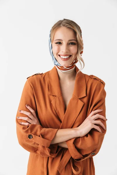 Šťastná mladá blondýna hezká žena nosí hedvábný šátek pózování, izolované zdi bílé pozadí. — Stock fotografie