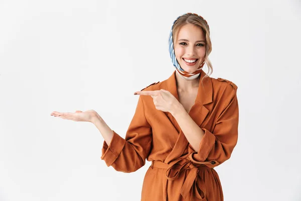 Feliz joven rubia bonita mujer usando bufanda de seda posando aislado sobre fondo blanco de la pared . — Foto de Stock