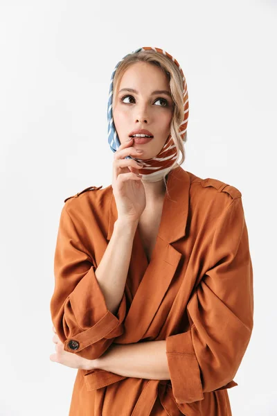Bella pensare giovane bionda bella donna che indossa sciarpa di seta posa isolato su sfondo muro bianco . — Foto Stock
