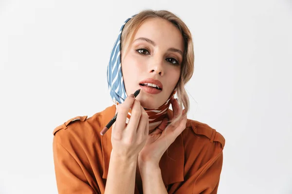 Schöne junge Frau trägt Seide stilvollen Schal posiert isoliert über weißen Wand Hintergrund Make-up mit Lippenstift. — Stockfoto