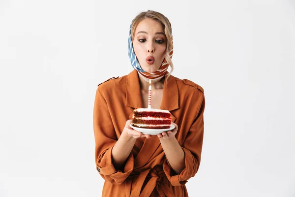 Muito bonito jovem mulher vestindo cachecol de seda elegante posando isolado sobre fundo da parede branca segurando bolo feriado aniversário com vela . — Fotografia de Stock