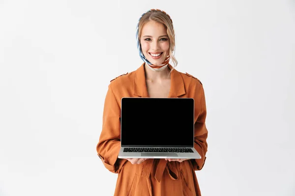 分離のシルク スカーフ ポーズ表示ラップトップ コンピューターを示す白い壁の背景の上身に着けている美しい若い金髪きれいな女性. — ストック写真