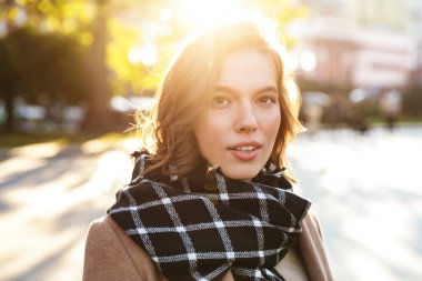 Açık havada tarafından street yürüyüş güzel genç kadın.