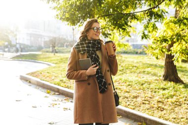 Açık havada Park'ta yürüyordunuz mutlu genç kadın.