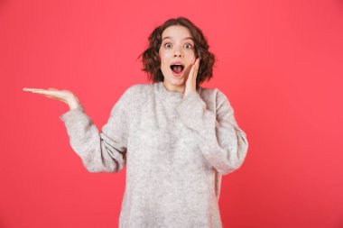 Ayakta neşeli bir genç kadının portresi