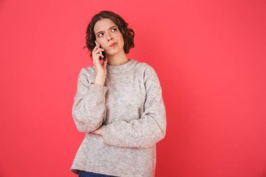 Duran dalgın bir genç kadın portresi