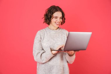 Ayakta neşeli bir genç kadının portresi