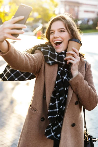 Ευτυχισμένη γυναίκα τράβηξε μια selfie με κινητό τηλέφωνο σε εξωτερικούς χώρους με τα πόδια από την οδό. — Φωτογραφία Αρχείου