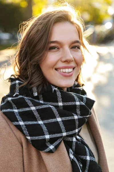 Bella felice giovane donna all'aperto a piedi per strada . — Foto Stock