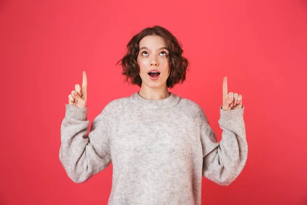 Retrato de uma jovem alegre de pé — Fotografia de Stock