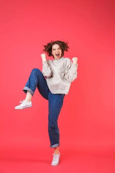 Retrato de comprimento total de uma jovem mulher feliz — Fotografia de Stock