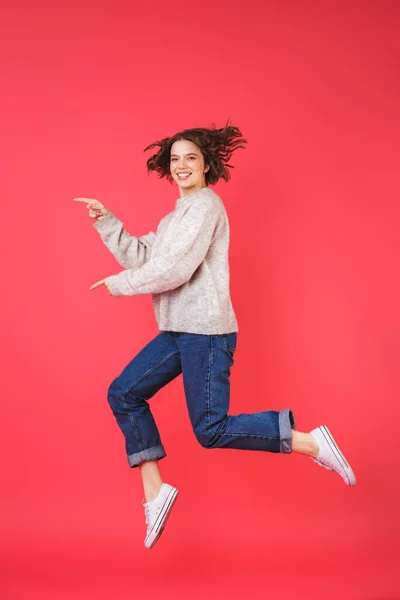 Retrato de comprimento total de uma jovem mulher feliz — Fotografia de Stock