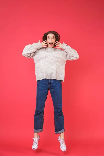 Retrato de larga duración de una joven feliz —  Fotos de Stock