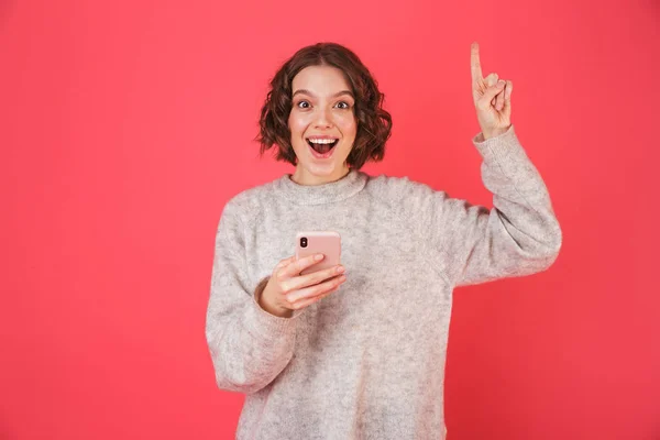 Porträt einer fröhlichen jungen Frau im Stehen — Stockfoto