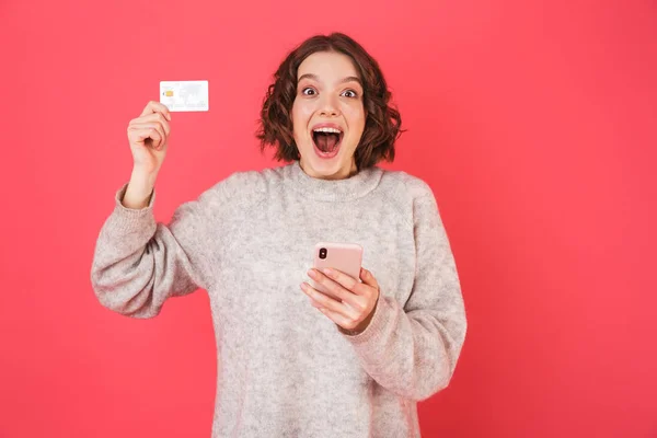 Retrato de uma jovem alegre de pé — Fotografia de Stock