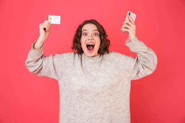 Porträt einer fröhlichen jungen Frau im Stehen — Stockfoto