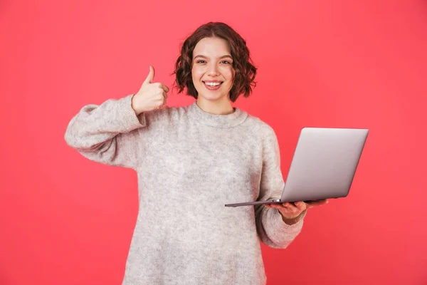 Retrato de una joven alegre de pie —  Fotos de Stock