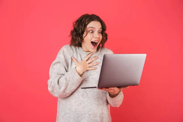 Portrait of a cheerful young woman standing — Stock Photo, Image