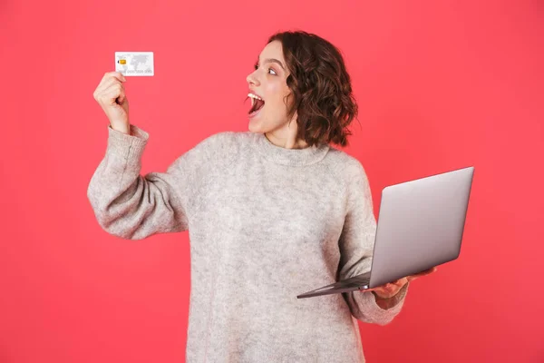 Porträt einer fröhlichen jungen Frau im Stehen — Stockfoto