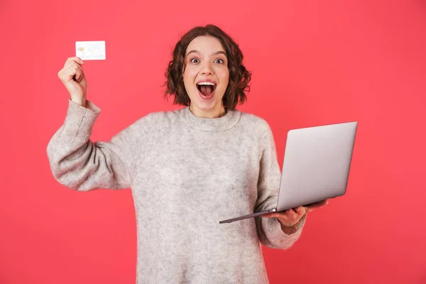 Porträt einer fröhlichen jungen Frau im Stehen — Stockfoto