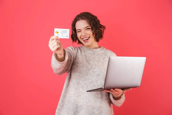 Porträt einer fröhlichen jungen Frau im Stehen — Stockfoto